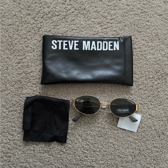 Steve Madden Accessories - NWT Steve Madden Women’s Mystie Sunglasses Gold Frame